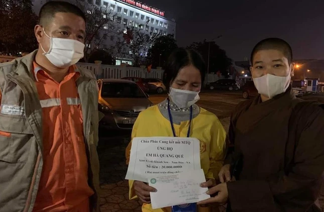 Sư cô Thích Quảng Diệu trao tiền đến gia đình em Hà Quang Quế Sư cô Thích Quảng Diệu trao tiền đến gia đình em Hà Quang Quế