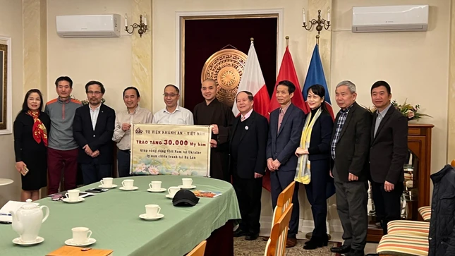 Trao tiền hỗ trợ người Việt tại Ukraine tị nạn chiến tranh ở Ba Lan