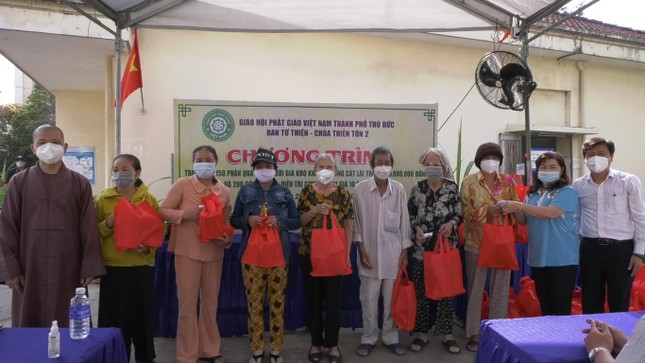 Tặng quà các bệnh nhân nghèo