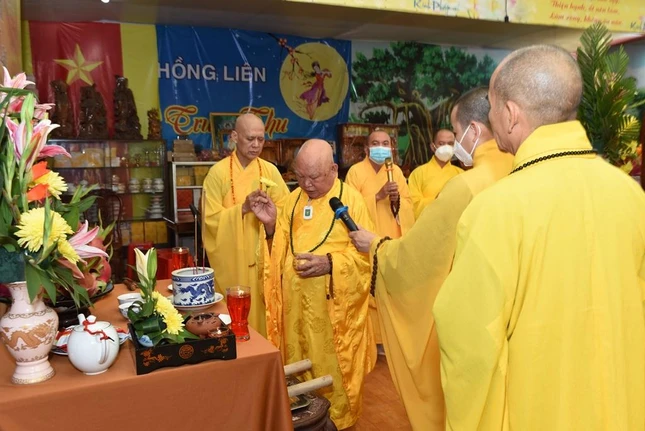 Hòa thượng Thích Tịnh Niệm thực hiện nghi thức sái tịnh Hòa thượng Thích Tịnh Niệm thực hiện nghi thức sái tịnh