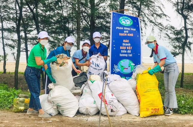 Thanh niên Phật tử Phật Quang thu gom rác tại biển Quỳnh Nghĩa (huyện Quỳnh Lưu)