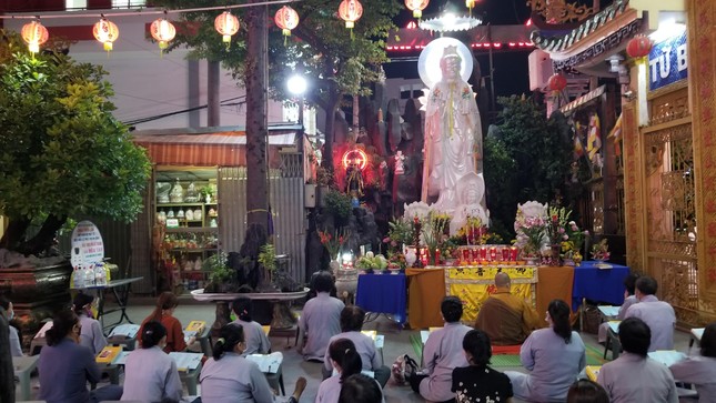 Phật tử tụng kinh mừng khánh đản Bồ-tát Quán Thế Âm tại chùa Thiền Lâm, quận 8
