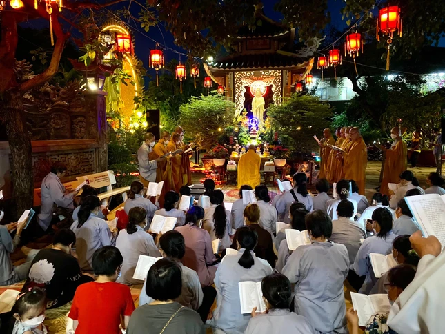 Thời kinh nhân ngày vía Bồ-tát Quán Thế Âm tại chùa Long Vân, quận Bình Thạnh