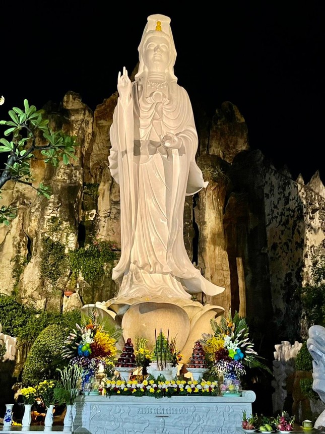 Tôn tượng Bồ-tát Quán Thế Âm tại tịnh xá Trung Tâm, quận Bình Thạnh