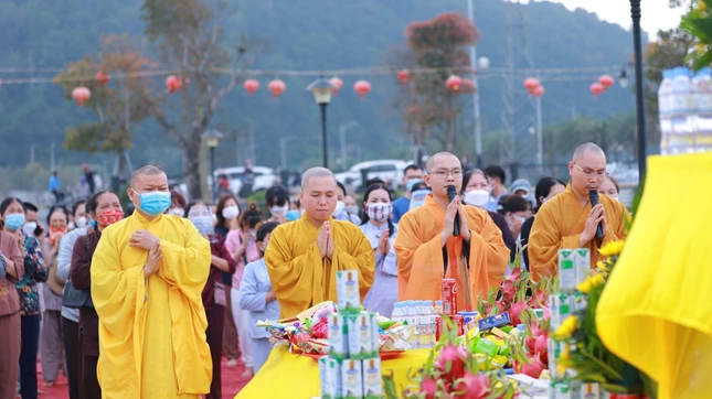 Nghi lễ cầu siêu cho các nạn nhân tử vong trên sông Lam Nghi lễ cầu siêu cho các nạn nhân tử vong trên sông Lam