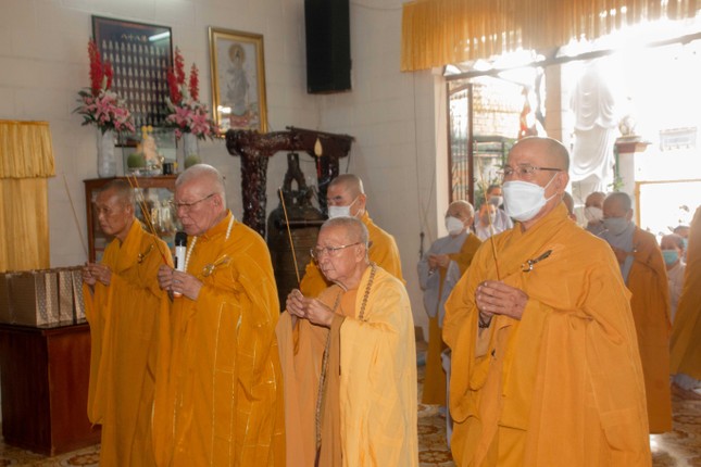 Chư tôn đức niêm hương, cầu nguyện