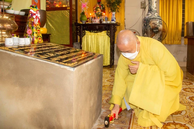 Hòa thượng Thích Hoằng Tri thực hiện nghi thức động thổ