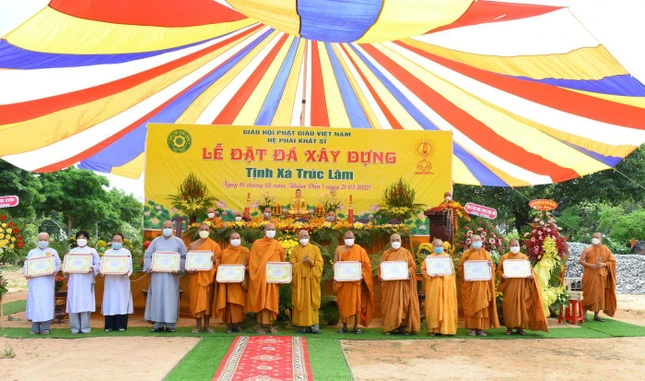 Trao Bằng công đức