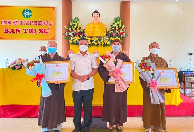 Trao tặng Bằng khen