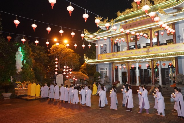 Chư Tăng và Phật tử chùa Bà Đa dâng hoa đăng mừng khánh đản Bồ-tát Quán Thế Âm Chư Tăng và Phật tử chùa Bà Đa dâng hoa đăng mừng khánh đản Bồ-tát Quán Thế Âm