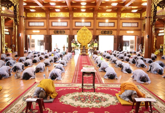 Chư Ni và Phật tử chùa Thiên Quang thành kính lễ ngũ bách danh Chư Ni và Phật tử chùa Thiên Quang thành kính lễ ngũ bách danh