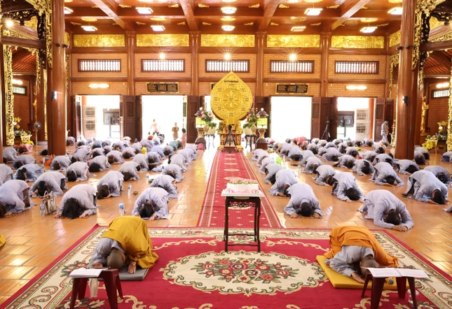 Chư Ni và Phật tử chùa Thiên Quang thành kính lễ ngũ bách danh Chư Ni và Phật tử chùa Thiên Quang thành kính lễ ngũ bách danh