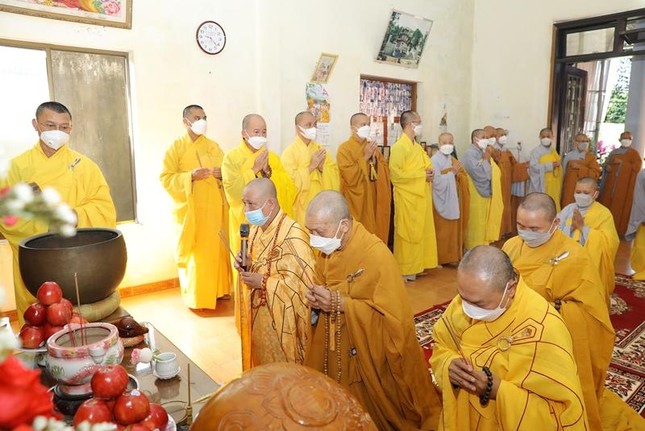 Chư tôn đức niêm hương bạch Phật Chư tôn đức niêm hương bạch Phật