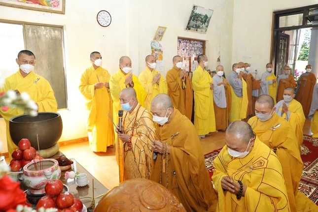 Chư tôn đức niêm hương bạch Phật