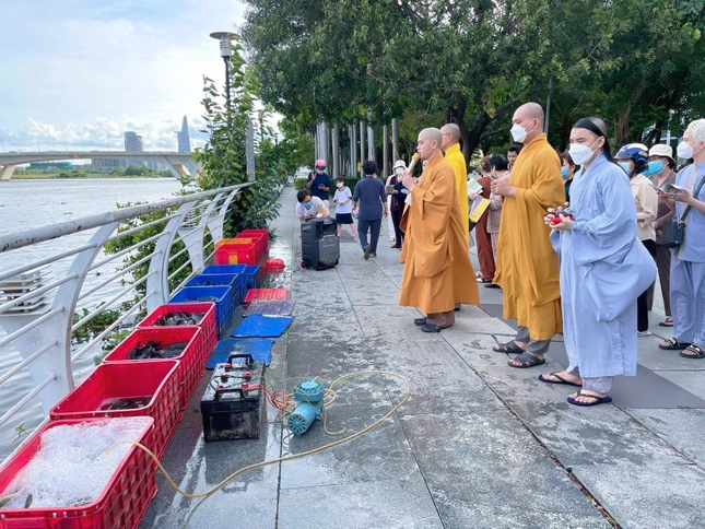 Chư Tăng làm lễ chú nguyện trước khi phóng sanh