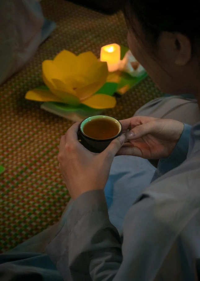 Chén trà hương chánh niệm