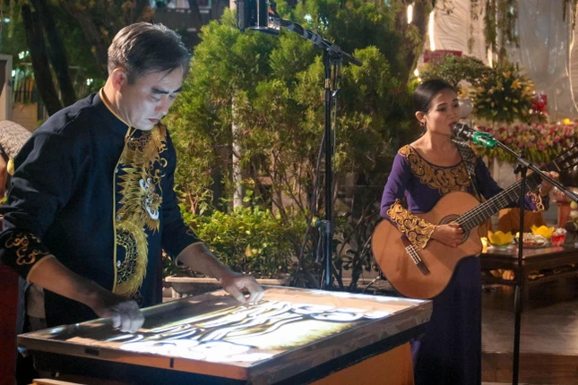 Ca sĩ Hạnh Nguyên hát cúng dường, họa sĩ Đức Trí biểu diễn tranh cát