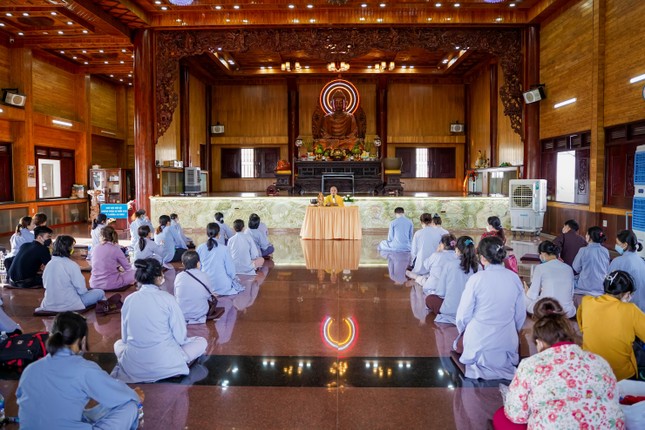 Phật tử thính pháp