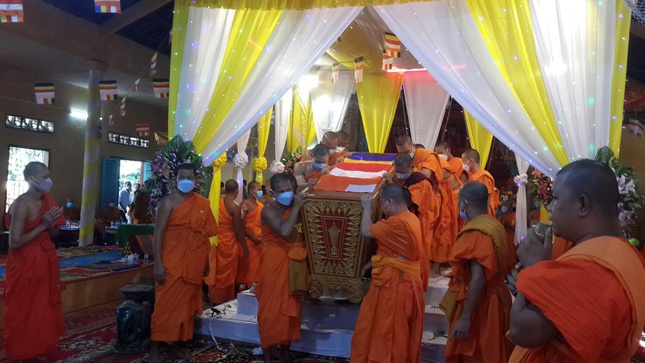 Cung thỉnh kim quan Hòa thượng rời Giác linh đường