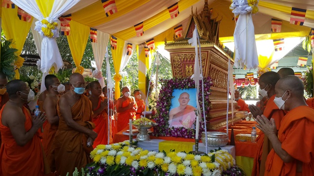 Tôn trí kim quan cố Hòa thượng nơi lễ đài