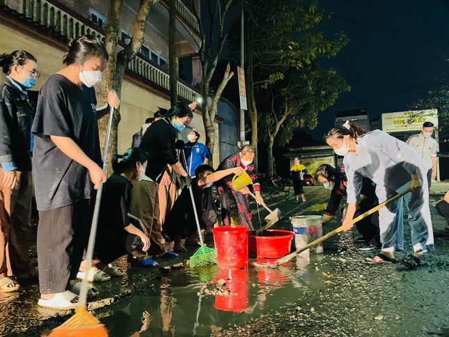 Công việc nạo vét, tát nước trước khi tu sửa tuyến đường Công việc nạo vét, tát nước trước khi tu sửa tuyến đường