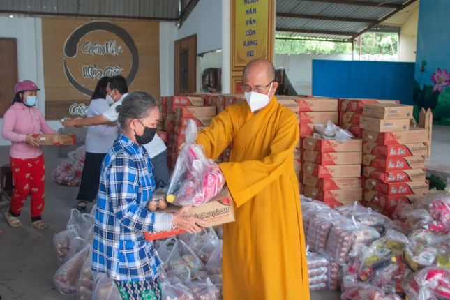 Hoà thượng Thích Minh Truyền, Phó Trưởng ban Trị sự Phật giáo TP.Thủ Đức phát quà tại buổi lễ - Ảnh: Trọng Hiếu Hoà thượng Thích Minh Truyền, Phó Trưởng ban Trị sự Phật giáo TP.Thủ Đức phát quà tại buổi lễ - Ảnh: Trọng Hiếu