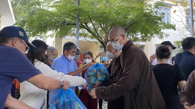 Đại đức Thích Minh Thành trao quà đến người nghèo - Ảnh: Duy Tân