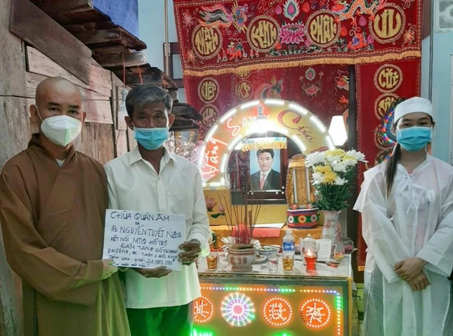 Đại đức Thích Tâm Trí trao tiền hỗ trợ cho gia đình nạn nhân Đại đức Thích Tâm Trí trao tiền hỗ trợ cho gia đình nạn nhân