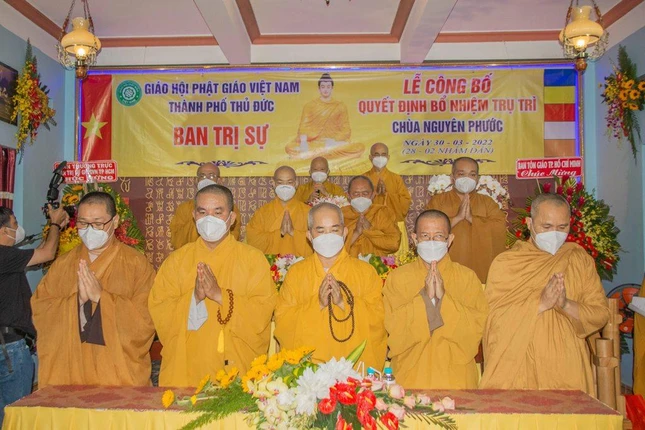 Chư tôn đức niệm Phật cầu gia hộ trước khi tiến hành buổi lễ