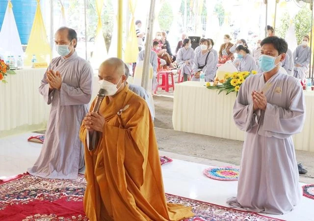 Đại đức Thích Chúc Thịnh, tân trụ trì chùa Liên Sơn cung kính dâng lời phát nguyện Đại đức Thích Chúc Thịnh, tân trụ trì chùa Liên Sơn cung kính dâng lời phát nguyện