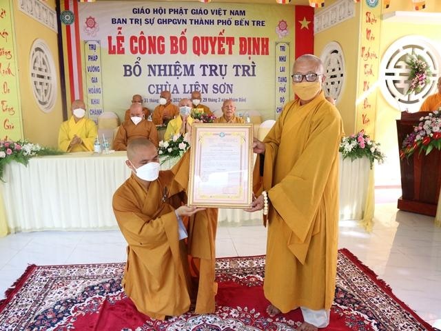 Hòa thượng Thích Lệ Linh trao quyết định bổ nhiệm trụ trì chùa Liên Sơn đến Đại đức Thích Chúc Thịnh