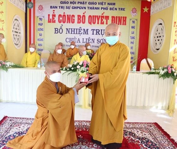 Thượng tọa Thích Huệ Đức trao con dấu chùa Liên Sơn cho Đại đức tân trụ trì Thượng tọa Thích Huệ Đức trao con dấu chùa Liên Sơn cho Đại đức tân trụ trì