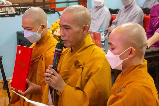 Thượng toạ Thích Chúc Từ phát nguyện nhận nhiệm vụ