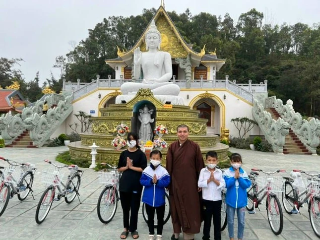 Đại đức Thích Khải Định trực tiếp trao xe đạp cho các em học sinh
