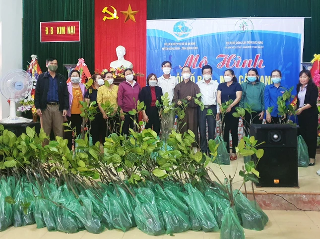 Đại đức Thích Thiền Bình và ông Vĩ Văn Thông, đại diện Hợp tác xã Đức Hưng trao tặng cây giống cho bà con