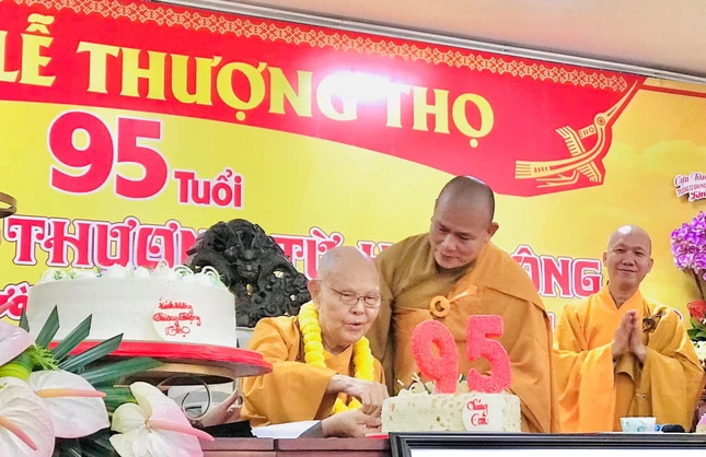 Dâng bánh khánh tuế lên Trưởng lão Hòa thượng