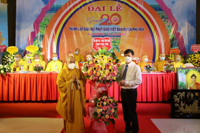 Sở Nội vụ - Ban Tôn giáo tỉnh Phú Yên tặng hoa chúc mừng