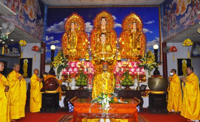 Chư tôn đức khai kinh bạch Phật