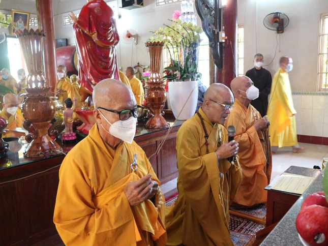 Chư tôn đức dâng hương tưởng niệm Chư tôn đức dâng hương tưởng niệm