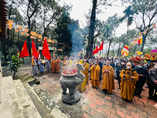 Nghi lễ niêm hương, bạch Phật nguyện cầu quốc thái dân an - Ảnh: T.V.N