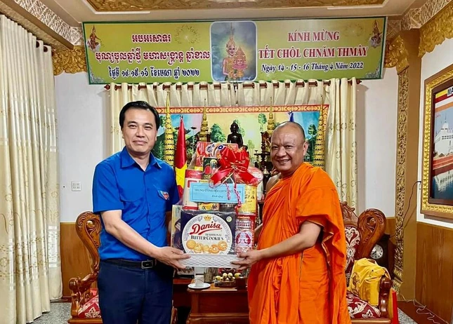 Trung ương Hội Liên hiệp Thanh niên Việt Nam tặng quà chúc Tết Chôl Chnăm Thmây đến Thượng tọa Lý Hùng Trung ương Hội Liên hiệp Thanh niên Việt Nam tặng quà chúc Tết Chôl Chnăm Thmây đến Thượng tọa Lý Hùng