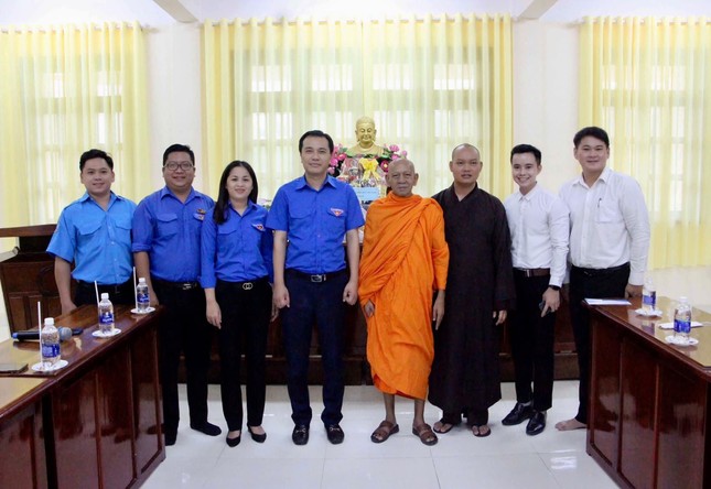 Đoàn công tác của Trung ương Hội Liên hiệp Thanh niên Việt Nam và Thành đoàn Cần Thơ chúc Tết Chôl Chnăm Thmây tại chùa Khánh Quang