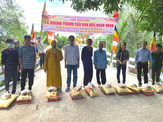 Tặng quà đến bà con nghèo tại địa phương Tặng quà đến bà con nghèo tại địa phương