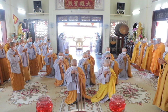 Môn đồ pháp quyến dâng hương tưởng niệm