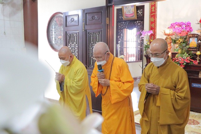 Chư tôn đức chứng minh dâng hương tưởng niệm Chư tôn đức chứng minh dâng hương tưởng niệm