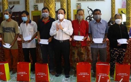 Tặng quà đến những hộ nghèo nhân dịp tết cổ truyền của đồng bào dân tộc Khmer Tặng quà đến những hộ nghèo nhân dịp tết cổ truyền của đồng bào dân tộc Khmer