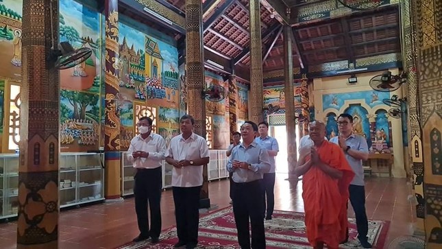 Phái đoàn thắp hương tại chánh điện chùa Âng