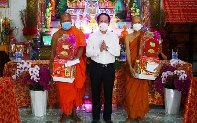 Ông Lê Tiến Châu tặng quà chúc Tết Chôl Chnăm Thmây tại chùa Hạnh Phúc Tăng Ông Lê Tiến Châu tặng quà chúc Tết Chôl Chnăm Thmây tại chùa Hạnh Phúc Tăng