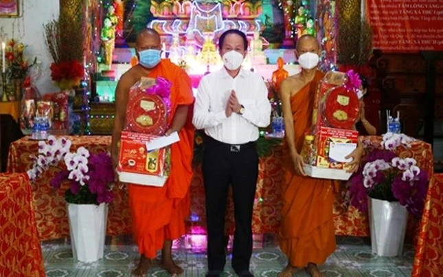 Ông Lê Tiến Châu tặng quà chúc Tết Chôl Chnăm Thmây tại chùa Hạnh Phúc Tăng