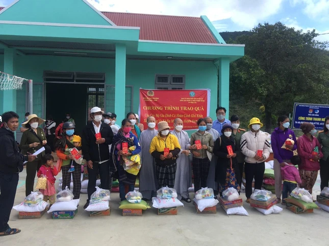 Trao quà đến bà con nghèo tại xã Đạ M’Rông (huyện Đam Rông)